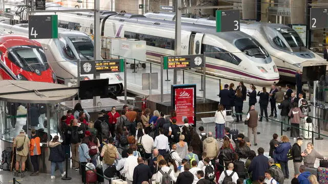 epa12074403 Passengers wait near high-speed trains bound for Madrid at Maria Zambrano station in Malaga, Spain, 05 May 2025, after the train connection between Andalucia region and Madrid was interrupted the previous day due to the theft of cable at several points. According to Transport Minister Oscar Puente, the connection will be reestablished at 9.30 am local time on 05 May. EPA/JORGE ZAPATA