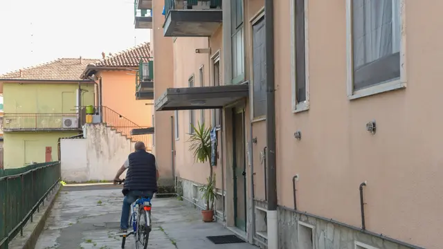 SETTALA - 04-05-2025 - VIA CERCA 12 - OMICIDIO - FEMMINICIDIO - PALAZZO DOVE IL MARITO UCCIDE LA MOGLIE DAVANTI ALLA FIGLIA DI 10 ANNI E VIENE FERMATO DAI CARABINIERI - FOTO CANALI/ANSA - PER REDAZIONE METROPOLI - PINCIONI