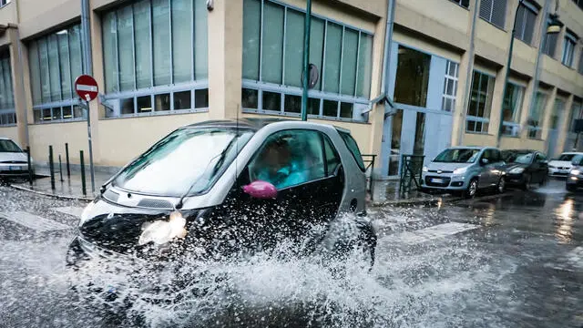 Maltempo : temporale con vento forte si abbatte sulla città. Torino 23 aprile 2025 ANSA/TINO ROMANO