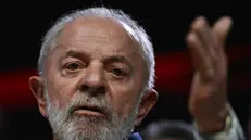 epa12007970 Brazil's President Luiz Inacio Lula da Silva waves during a ceremony to evaluate the first two years of his government at the Ulysses Guimaaes Convention Center in BrasÃlia, Brazil, 03 April 2025. EPA/Andre Borges