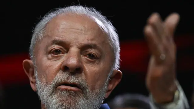 epa12007970 Brazil's President Luiz Inacio Lula da Silva waves during a ceremony to evaluate the first two years of his government at the Ulysses Guimaaes Convention Center in BrasÃlia, Brazil, 03 April 2025. EPA/Andre Borges