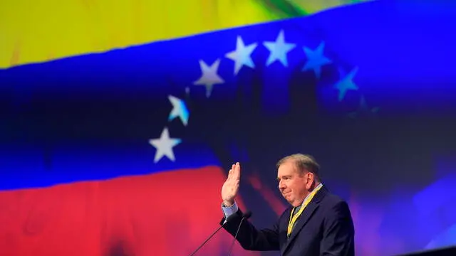 epa12064708 Leader of the Venezuelan opposition Unitary Platform political alliance Edmundo Gonzalez delivers a speech during the annual Congress of the European People's Party (EPP) held in Valencia, Spain, 30 April 2025. EPA/Kai Foersterling