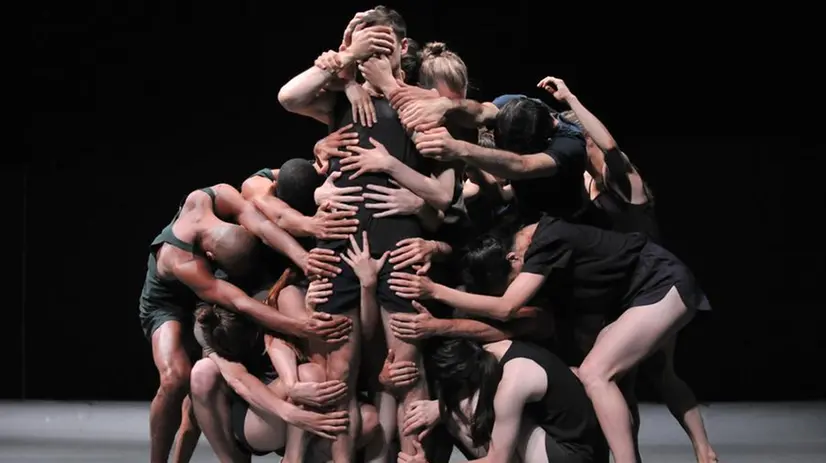 Il Ballet de Lyon in «Last work» di Ohad Naharin - Foto Ascaf