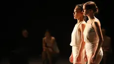 Il Ballet de Lyon in «Last work» di Ohad Naharin - Foto Ascaf
