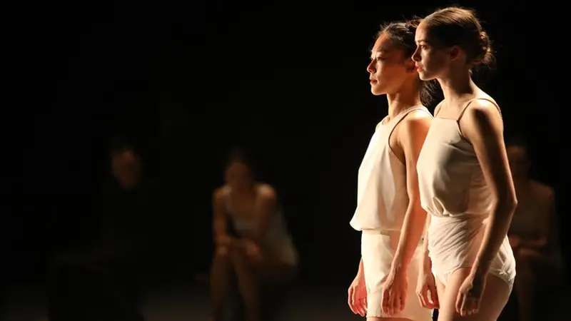Il Ballet de Lyon in «Last work» di Ohad Naharin - Foto Ascaf
