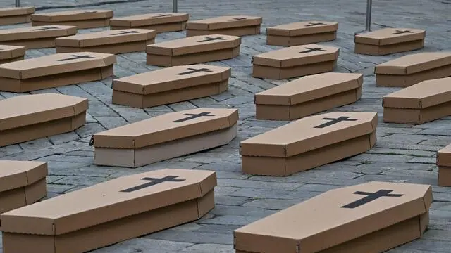 Presidio organizzato dalla Uil nell'ambito della tappa genovese della campagna nazionale "Zero morti sul lavoro". La piazza viene allestita con 127 bare di cartone, tante quante i morti sul lavoro nella regione negli ultimi 5 anni. Genova, 17 settembre 2024. ANSA/LUCA ZENNARO