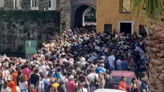 Folla di turisti a Sirmione - © www.giornaledibrescia.it