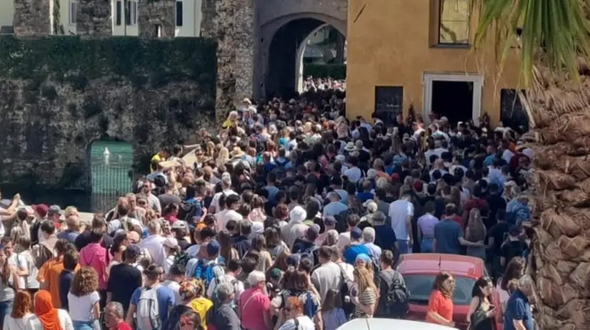 Folla di turisti a Sirmione - © www.giornaledibrescia.it