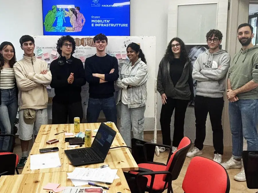 I gruppi, in ordine: Ambiente, Hackathon, Lavoro e scuola, Mobilità e infrastrutture, Relazioni sociali