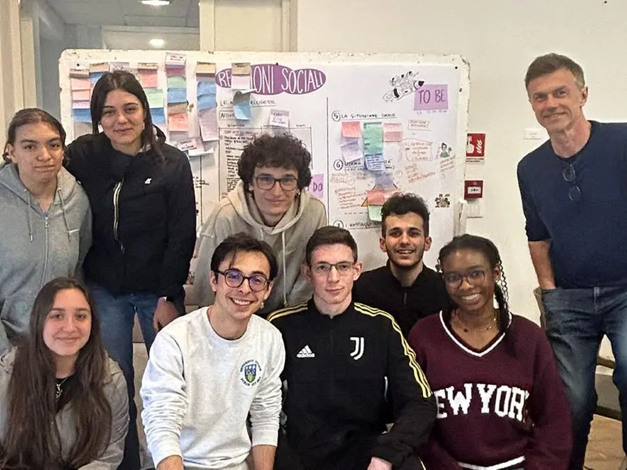 I gruppi, in ordine: Ambiente, Hackathon, Lavoro e scuola, Mobilità e infrastrutture, Relazioni sociali