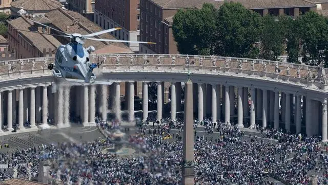 A photo taken by Italian photographer Massimo Sestini for the Italian State Police on the occasion of the funeral of Pope Francis, 26 April 2025. ANSA/ ITALIAN STATE POLICE/ MASSIMO SESTINI +++ ANSA PROVIDES ACCESS TO THIS HANDOUT PHOTO TO BE USED SOLELY TO ILLUSTRATE NEWS REPORTING OR COMMENTARY ON THE FACTS OR EVENTS DEPICTED IN THIS IMAGE; NO ARCHIVING; NO LICENSING +++ NPK +++
