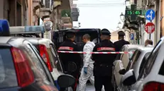 I carabinieri dei RIS sul luogo dove una bambina, sembra di pochi mesi, è stata lanciata in strada da un balcone ed è morta a Misterbianco, 30 aprile 2025. ANSA/Orietta Scardino