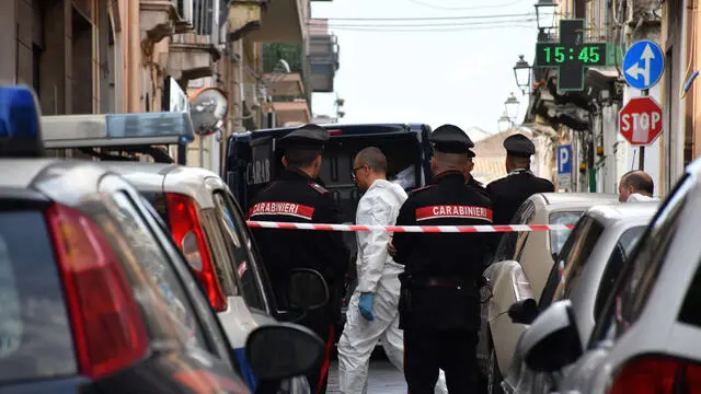 I carabinieri dei RIS sul luogo dove una bambina, sembra di pochi mesi, è stata lanciata in strada da un balcone ed è morta a Misterbianco, 30 aprile 2025. ANSA/Orietta Scardino