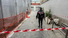 Il luogo dell'incidente sul lavoro a Frattamaggiore (Napoli) dove un operaio, impegnato in un lavoro di ristrutturazione di un palazzo, e' caduto dall'impalcatura, 5 maggio 2025 ANSA /NPK