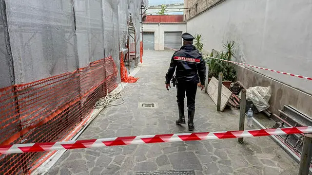 Il luogo dell'incidente sul lavoro a Frattamaggiore (Napoli) dove un operaio, impegnato in un lavoro di ristrutturazione di un palazzo, e' caduto dall'impalcatura, 5 maggio 2025 ANSA /NPK