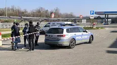 Una pattuglia della polizia stradale nella stazione di servizio di Viverone sud dove due agenti di polizia sono stati feriti a martellate sulla bretella autostradale Ivrea-Santhià, aggrediti dal conducente di un veicolo a Torino, 6 febbraio 2025. ANSA/ALESSANDRO PREVIATI