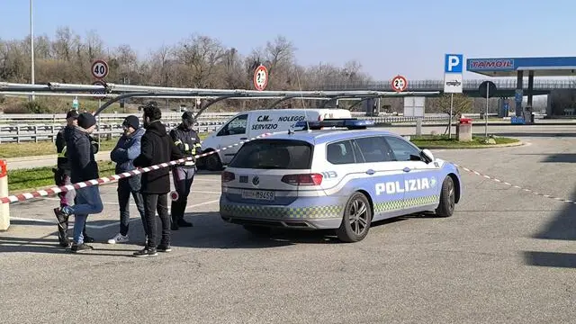 Una pattuglia della polizia stradale nella stazione di servizio di Viverone sud dove due agenti di polizia sono stati feriti a martellate sulla bretella autostradale Ivrea-Santhià, aggrediti dal conducente di un veicolo a Torino, 6 febbraio 2025. ANSA/ALESSANDRO PREVIATI