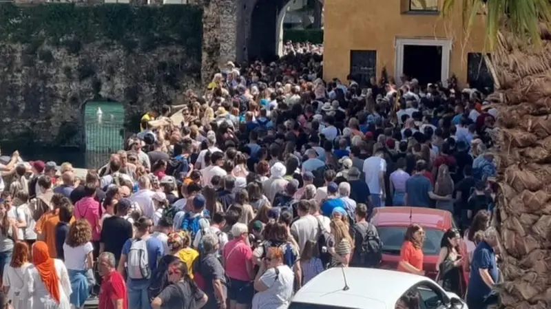 Caos per il sovraffollamento a Sirmione - © www.giornaledibrescia.it