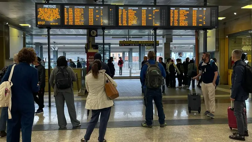 Passeggeri in attesa in stazione a Brescia - © www.giornaledibrescia.it