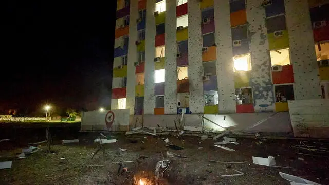 epa12070505 A fire burns at the site of a drone strike near a residential building in Kharkiv, Ukraine, 02 May 2025 (issued 03 May 2025), amid the Russian invasion. Ten fires occurred in various areas of Kharkiv due to strikes and falling debris. At least 47 people were injured, including one child, according to the National Police. EPA/SERGEY KOZLOV