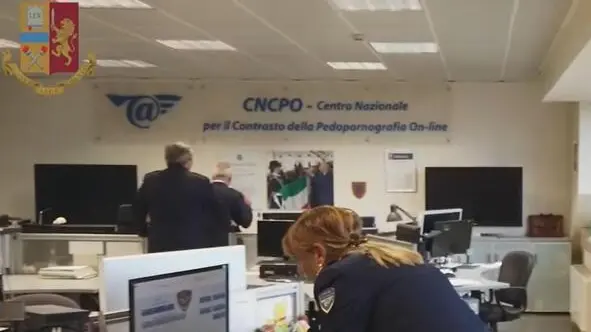 Pedofilia: falsi profili per adescare minorenni, polizia postale arresta coppia