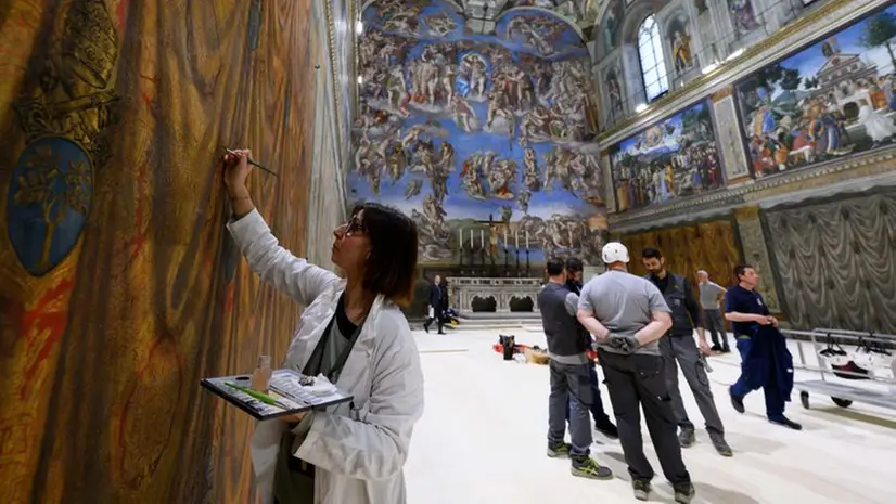 Operazioni di allestimento della Cappella Sistina in vista del conclave - Foto Ansa © www.giornaledibrescia.it