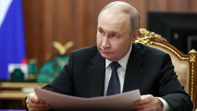 epa12074805 Russian President Vladimir Putin meets with Moscow Mayor Sergei Sobyanin at the Kremlin in Moscow, Russia, 05 May 2025. EPA/VYACHESLAV PROKOFYEV/SPUTNIK/KREMLIN POOL MANDATORY CREDIT
