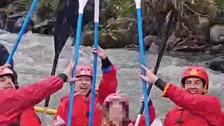 La premier Giorgia Meloni sul secondo gommone, fa rafting sul Noce durante il weekend di relax in Val di Sole, 3 maggio 2025. ANSA (nkp)