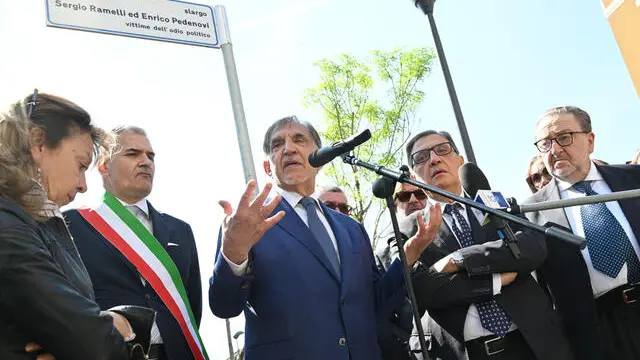 Il presidente del Senato, Ignazio La Russa, (C) partecipa alla cerimonia d'intitolazione di uno slargo a Sergio Ramelli e Enrico Pedenovi a Sesto San Giovanni, 28 aprile 2025. ANSA/DANIEL DAL ZENNARO
