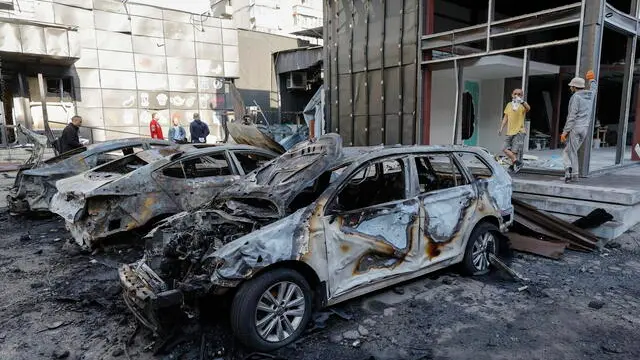 epa12072629 Burnt cars at the site of an overnight drone strike that hit a residential area in Kyiv, Ukraine, 04 May 2025, amid the ongoing Russian invasion. At least eleven people were injured, including two children, in the strike on the residential area, according to the State Emergency Service report. Russia launched a large-scale overnight attack using 165 drones across all of Ukraine, according to the Air Force Command of Ukraine. EPA/SERGEY DOLZHENKO