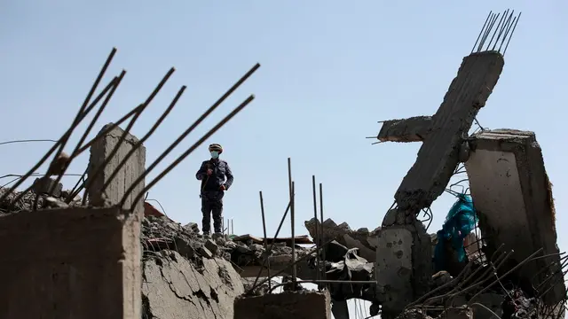 epaselect epa12015440 A man inspects a damaged building after a US airstrike in Sana'a, Yemen, 07 April 2025. According to the Ministry of Health in the Houthi-administrated Sana'a, at least four were killed and 25 injured in a US airstrike on a residential building in the Sha'ub district on 06 April. EPA/OSAMAH YAHYA