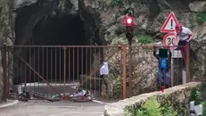 I ciclisti che scavalcano per percorrere la strada della Forra