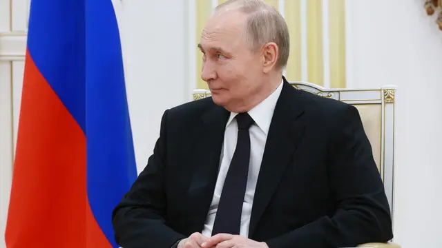 epa12062880 Russian President Vladimir Putin attends a meeting with the Belarusian president on the sidelines of the international forum of the Union State of Russia and Belarus 'Great heritage - common future' in Volgograd, Russia, 29 April 2025. EPA/VLADIMIR SMIRNOV/SPUTNIK/KREMLIN POOL MANDATORY CREDIT