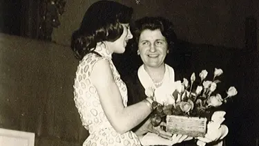 Emma Lubian Missiaia con in mano le rose rosse, simbolo della Festa della mamma
