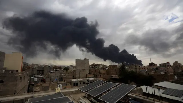 epa12077773 Smoke billows over buildings following Israeli airstrikes in Sana'a, Yemen, 06 May 2025. Israel has carried out a wave of airstrikes on Yemen's capital, Sana'a, a day after striking the port of Hodeidah in response to a Houthi missile that landed near Israel's Ben Gurion airport, Houthi-run Al-Masirah TV has reported. EPA/YAHYA ARHAB