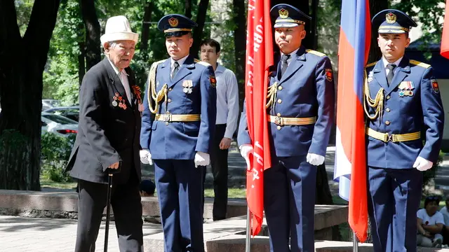 epa12077507 A veteran takes part in the 'Flame of Memory' ceremony of handing over a particle of the Eternal Flame from Moscow, ahead of the Victory Day at the Alley of Heroes in Bishkek, Kyrgyzstan, 06 May 2025. On 09 May 2025, Kyrgyzstan will celebrate the 80th anniversary of the Victory of the Soviet Union and its allies over Nazi Germany in World War II. EPA/IGOR KOVALENKO