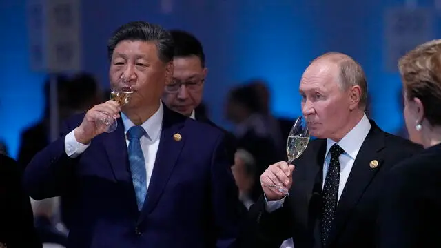 epa11678125 Russian President Vladimir Putin (2-R) and Chinese President Xi Jinping hold glasses during a festive reception to mark the BRICS summit in Kazan, Russia, 23 October 2024. The BRICS summit takes place from 22 to 24 October. EPA/ALEXANDER ZEMLIANICHENKO / POOL