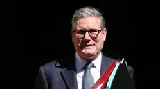 epa12064548 British Prime Minister Keir Starmer departs 10 Downing Street for Prime Ministers Questions at Parliament in London, Britain, 30 April 2025. EPA/ANDY RAIN