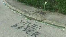 Il luogo dove ieri sera si è verificata l'aggressione che ha portato alla morte di Eddine Essefi, il 19enne di origine tunisina che poche ore dopo è deceduto all'ospedale Maggiore, Bologna, 26 aprile 2025. Sull'asfalto è stato anche scritto 'vive bader', che sembra essere il secondo nome del ragazzo. ANSA/ FEDERICO BALLETTI