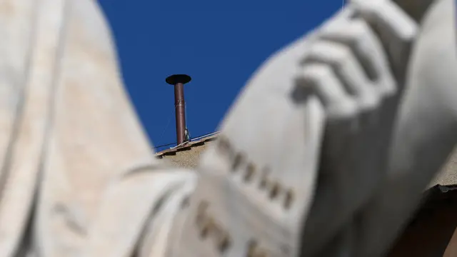 A chimney pot is installed on the roof of the Sistine Chapel in the Vatican City 02 May 2025 ahead of the conclave to choose a new pope which is due to begin 07 May 2025. ANSA/ETTORE FERRARI (comignolo, vaticano, elezione Papa, fumata)