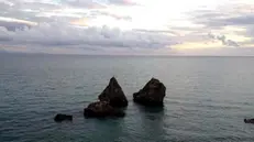 (ANSA) - NAPOLI, 29 SET - Hanno estratto sette chilogrammi di datteri nelle acque circostanti gli scogli di Vietri sul Mare (Salerno) noti come i 'due fratelli'. Per questo, per il grave danno ambientale messo in atto in una delle località simbolo della Costiera Amalfitana, la Guardia di Finanza Salerno - sezione operativa navale - ha denunciato una persona ed ha sequestrato il pescato. L'uomo dovrà rispondere dei reati di danneggiamento e deturpamento di bellezze naturali, oltre che delle specifiche violazioni amministrative in materia di pesca. Il pescato, dopo essere stato esaminato dal personale sanitario dell'asl di Salerno, è stato reimmesso nell'habitat marino.