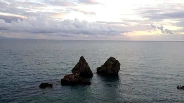 (ANSA) - NAPOLI, 29 SET - Hanno estratto sette chilogrammi di datteri nelle acque circostanti gli scogli di Vietri sul Mare (Salerno) noti come i 'due fratelli'. Per questo, per il grave danno ambientale messo in atto in una delle località simbolo della Costiera Amalfitana, la Guardia di Finanza Salerno - sezione operativa navale - ha denunciato una persona ed ha sequestrato il pescato. L'uomo dovrà rispondere dei reati di danneggiamento e deturpamento di bellezze naturali, oltre che delle specifiche violazioni amministrative in materia di pesca. Il pescato, dopo essere stato esaminato dal personale sanitario dell'asl di Salerno, è stato reimmesso nell'habitat marino.