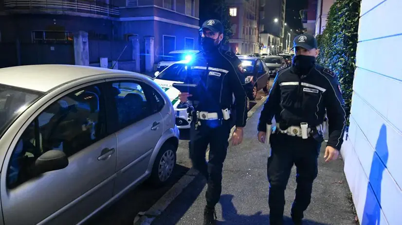 Agenti della Polizia Locale di notte - © www.giornaledibrescia.it