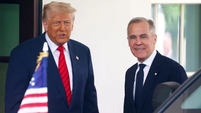 epa12078136 US President Donald Trump (L) greets Canadian Prime Minister Mark Carney at the White House in Washington, DC, USA, 06 May 2025. EPA/WILL OLIVER
