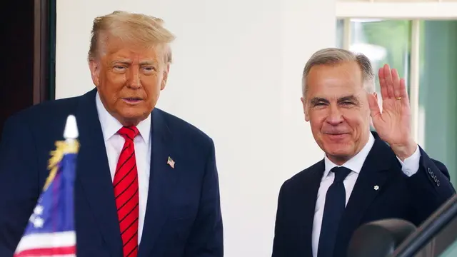 epa12078132 US President Donald Trump (L) greets Canadian Prime Minister Mark Carney at the White House in Washington, DC, USA, 06 May 2025. EPA/WILL OLIVER