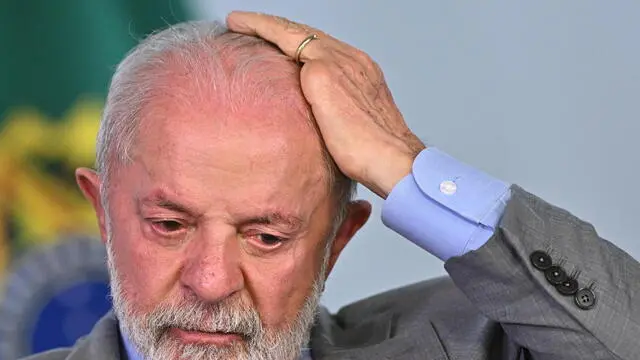 epa12050288 Brazilian President Luiz Inacio Lula da Silva (C) touches his head at the signing and submission to Congress of the Constitutional Amendment Bill (PEC) in Brasilia, Brazil, 23 April 2025. Lula da Silva sent to Parliament an ambitious constitutional amendment bill to expand the powers of the central government and guarantee the necessary resources in the fight against rising organized crime. EPA/Andre Borges
