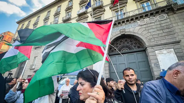 Presidio di solidarietà per Nives Monda, la ristoratrice aggredita verbalmente da una turista israeliana. Napoli 6 Maggio 2025. ANSA / CESARE ABBATE