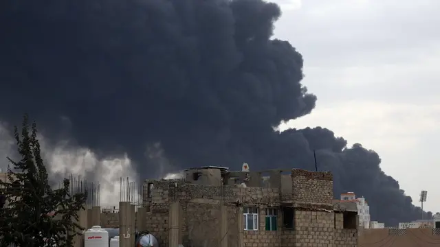 epa12077770 Smoke billows over buildings following Israeli airstrikes in Sana'a, Yemen, 06 May 2025. Israel has carried out a wave of airstrikes on Yemen's capital, Sana'a, a day after striking the port of Hodeidah in response to a Houthi missile that landed near Israel's Ben Gurion airport, Houthi-run Al-Masirah TV has reported. EPA/YAHYA ARHAB
