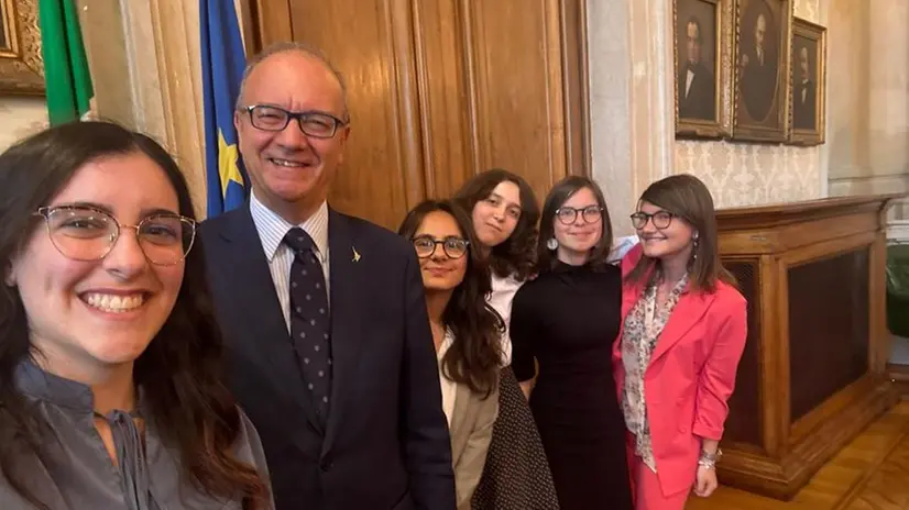 Il selfie di Giulia Comini con il ministro Valditara e le compagne di squadra