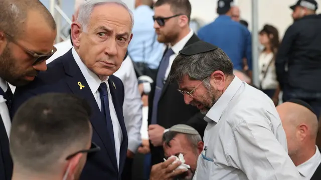 epaselect epa12062632 Israeli Prime Minister Benjamin Netanyahu comforting Avi Revach, the father of fallen Israeli soldier, Dvir Revach after shouting towards the prime minister during the annual ceremony at the eve of Israel’s Remembrance Day for fallen soldiers (Yom HaZikaron) at the Yad LaBanim Memorial in Jerusalem, 29 April 2025 . Israel marks Yom HaZikaron, the 'Memorial Day for the Fallen Soldiers of Israel and Victims of Terrorism'. EPA/ABIR SULTAN / POOL